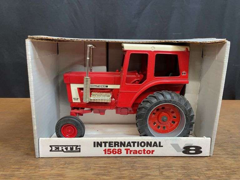 1/16 IH 1568 NIB Ertl image