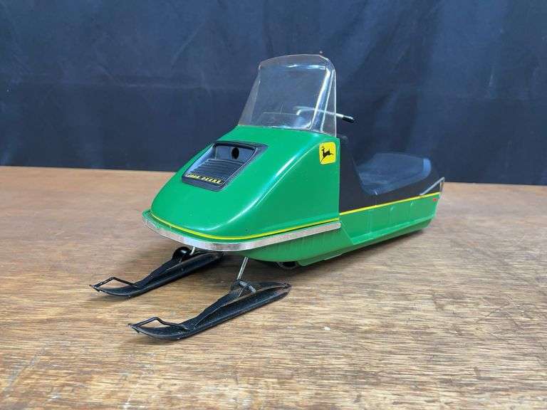 1/10 John Deere Snowmobile Normatt image