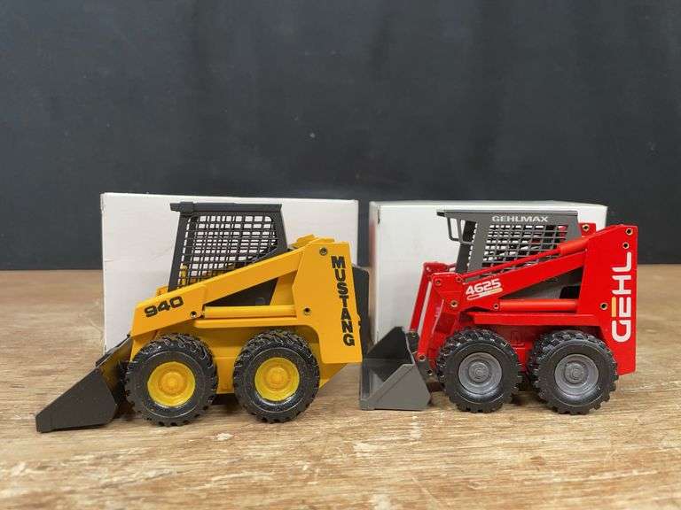 (2) 1/25 Gehl 4625 + Mustang 940 Skid Steers NIB NZG image