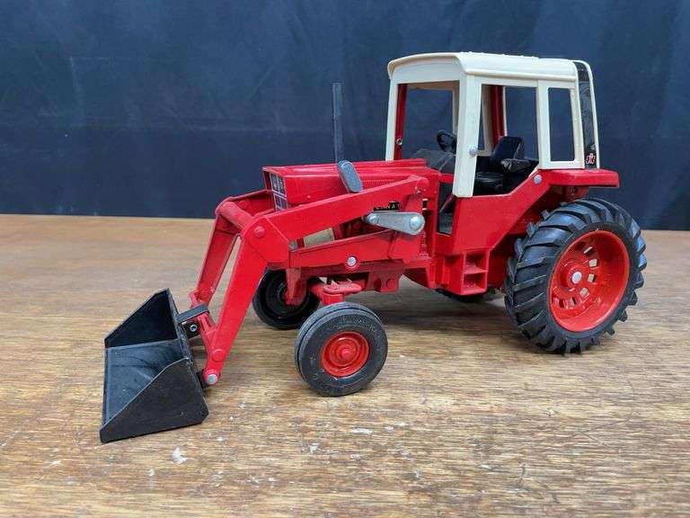 1/16 IH 1586 w/Loader Ertl image