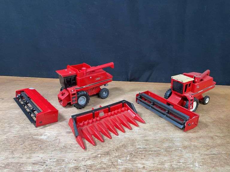 (2) 1/32 IH + Case-IH Combines Ertl image