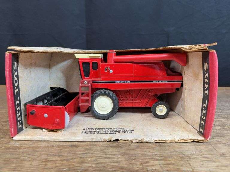 1/32 IH Combine NIB Ertl image