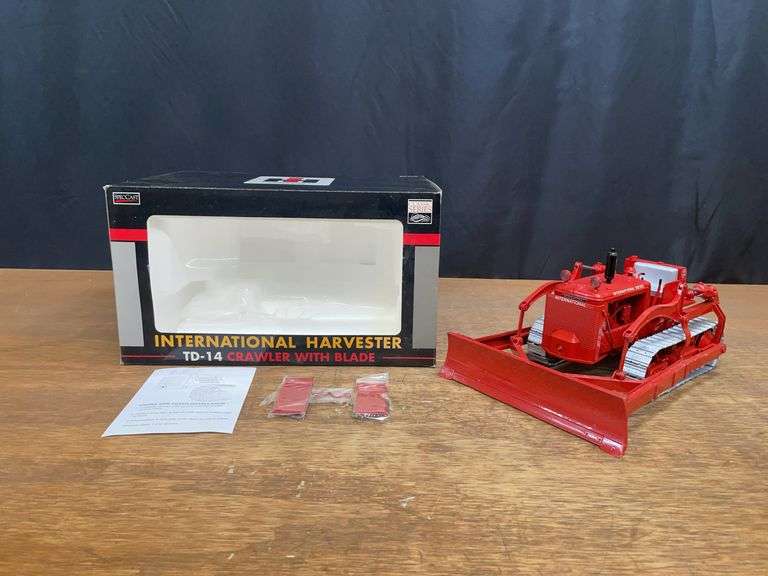 1/16 IH TD-14 Crawler NIB SC image