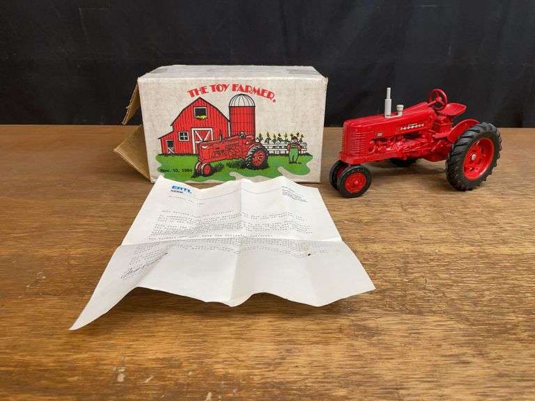 1/16 Farmall 300 1984 NFTS NIB Ertl image