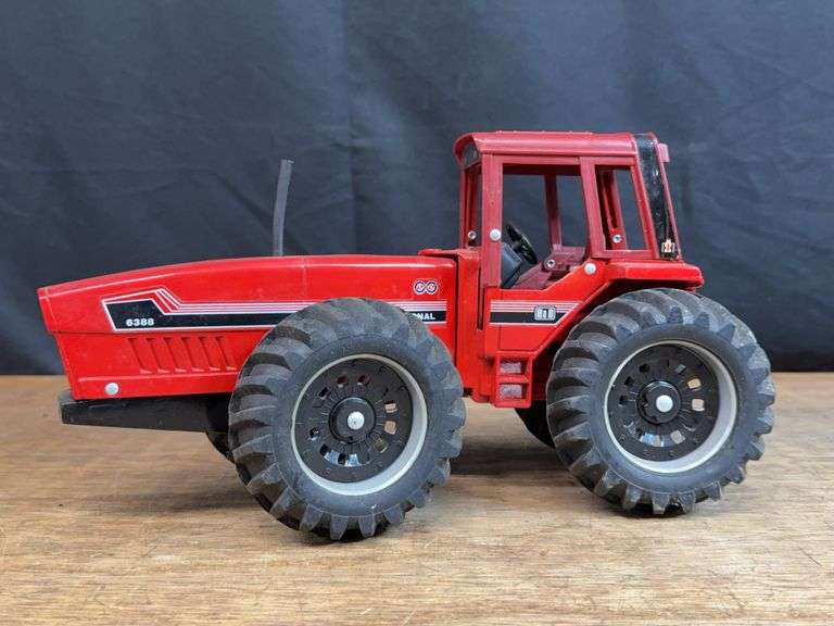 1/16 IH 6388 Ertl image