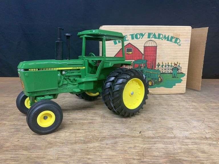 1/16 John Deere 4250 1982 NFTS NIB Ertl image