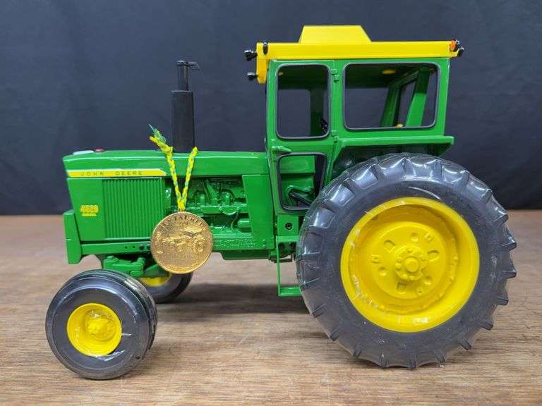 1/16 John Deere 4520 2001 NFTS Ertl image