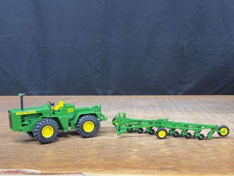 1/32 John Deere 8010 + Plow 2009 Plow City Ertl image