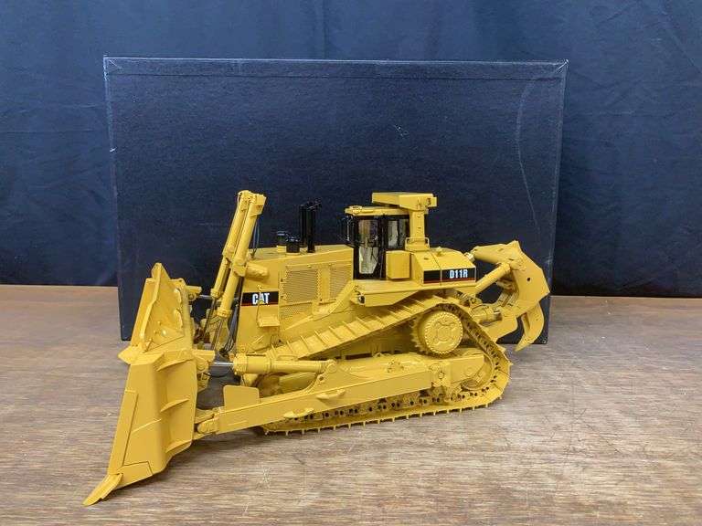 1/24 Caterpillar D11R Crawler NIB CCM image