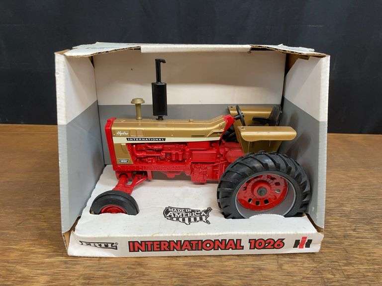 1/16 IH 1026 Gold Demonstrator NIB Ertl image