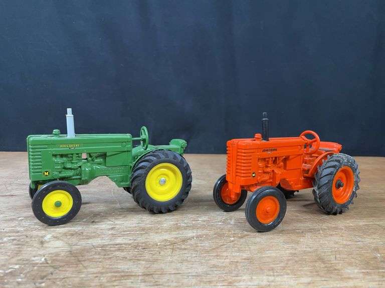 (2) 1/16 John Deere M + MI Ertl image