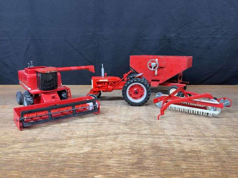 (4) 1/16 + 1/32 IH + Case-IH Ertl image