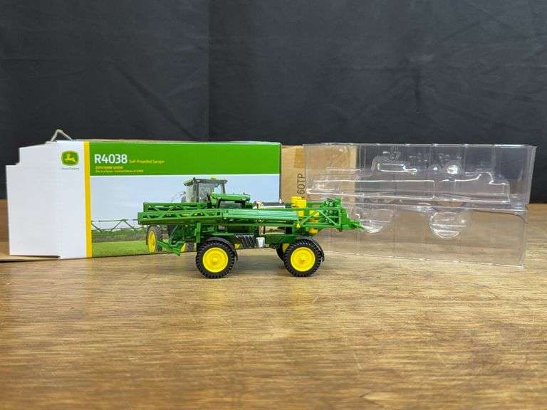 1/64 John Deere R4038 Sprayer 2019 Farm Show NIB Ertl image