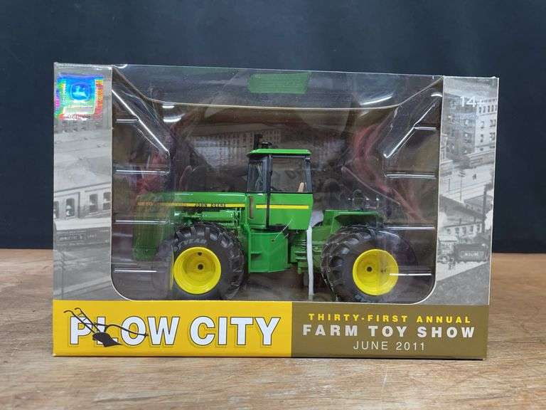 1/32 John Deere 8850 2011 Plow City NIB Ertl image