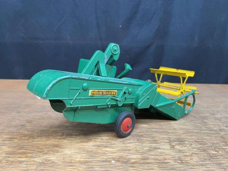 1/16 Oliver Grain Master Combine Slik image