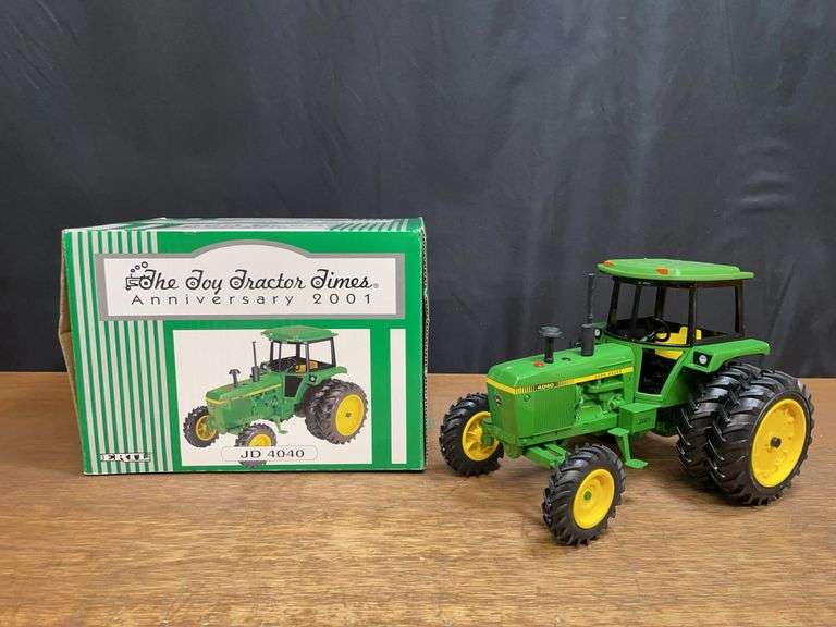 1/16 John Deere 4040 2001 TTT NIB Ertl image