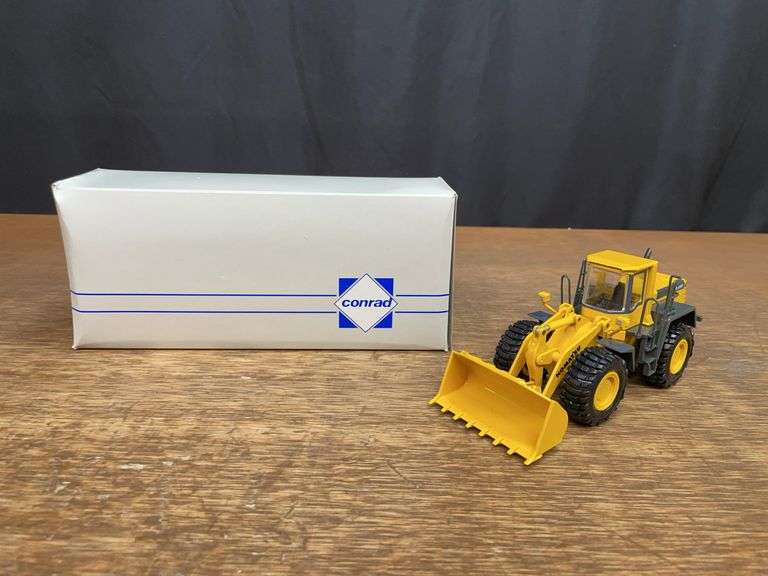 1/50 Komatsu WA450 Wheel Loader NIB Conrad image
