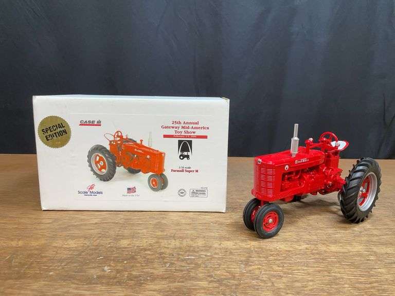 1/16 Farmall Super M 2006 St. Louis NIB SM image