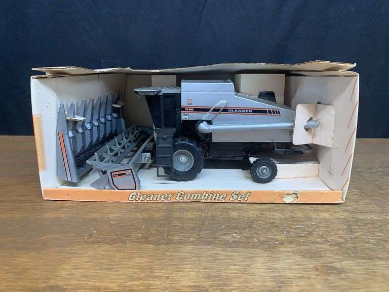 1/24 Gleaner R62 Combine NIB SM image
