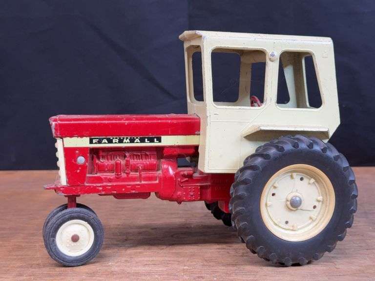 1/16 Farmall 560 w/Cab Ertl image