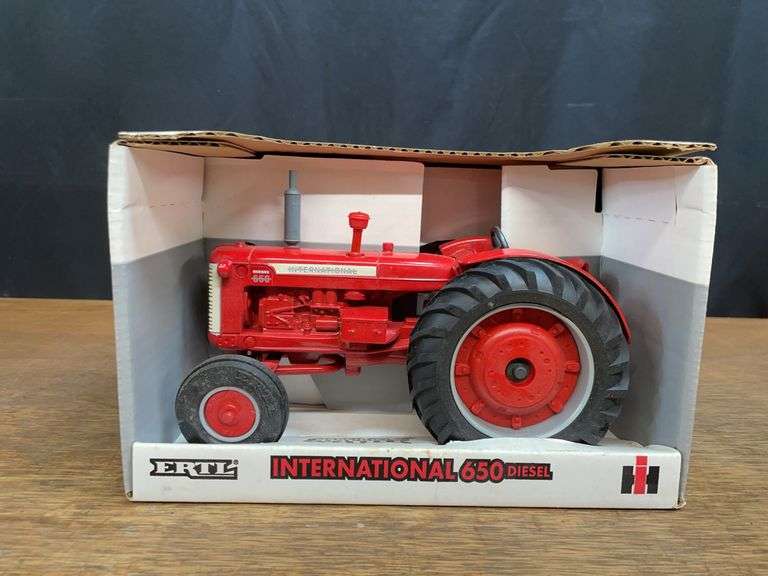 1/16 IH 650 NIB Ertl image