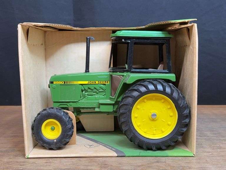 1/16 John Deere 2550 Collector NIB Ertl image