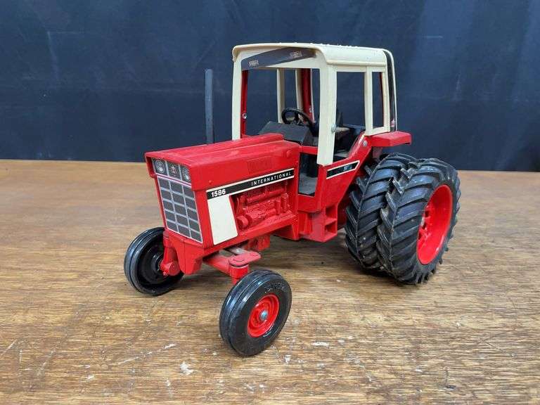 1/16 IH 1586 Ertl image