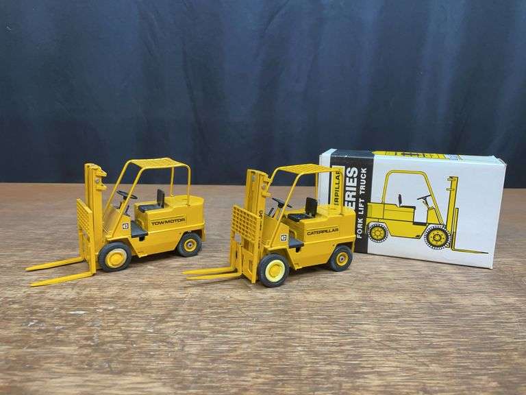 (2) 1/25 Caterpillar V Series Forklift Gescha image