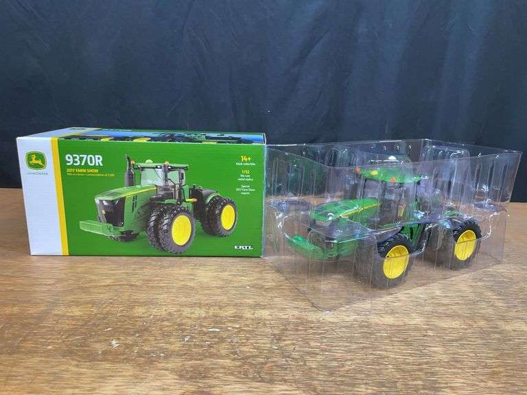 1/32 John Deere 9370R 2017 Farm Show NIB Ertl image