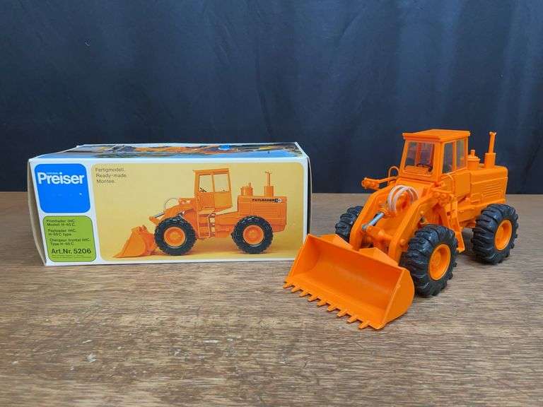 1/50 IH Payloader H-65 NIB Preiser image