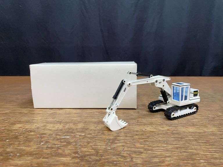 1/50 MF Excavator NIB NZG image