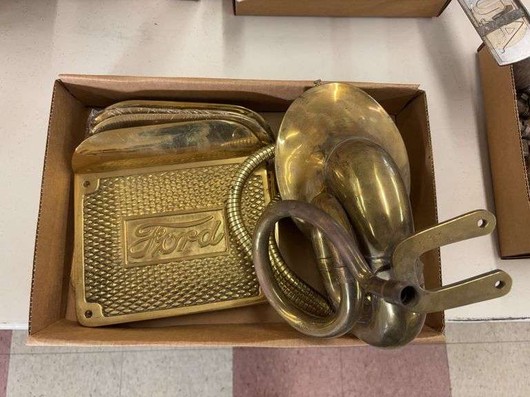 Ford Brass Era Horn and Steps image