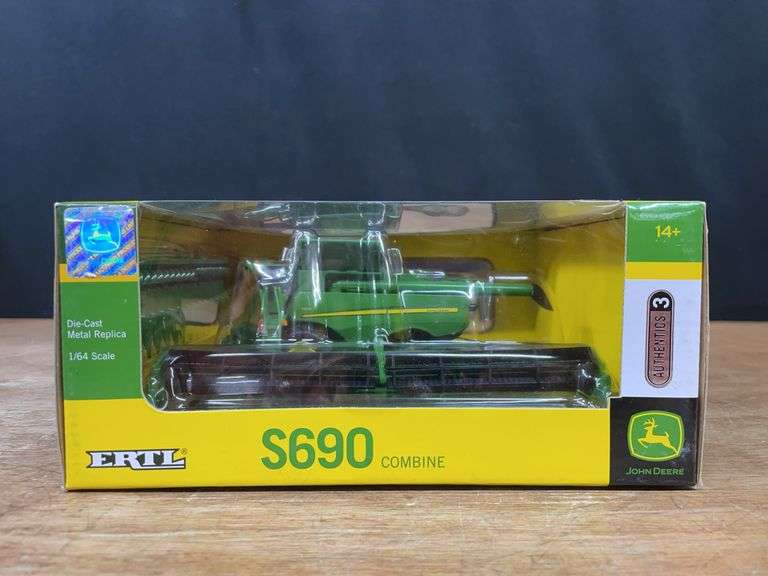 1/64 John Deere S690 Combine Authentics NIB Ertl image