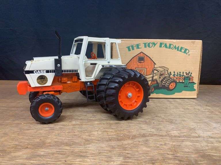 1/16 Case 2590 1981 NFTS NIB Ertl image