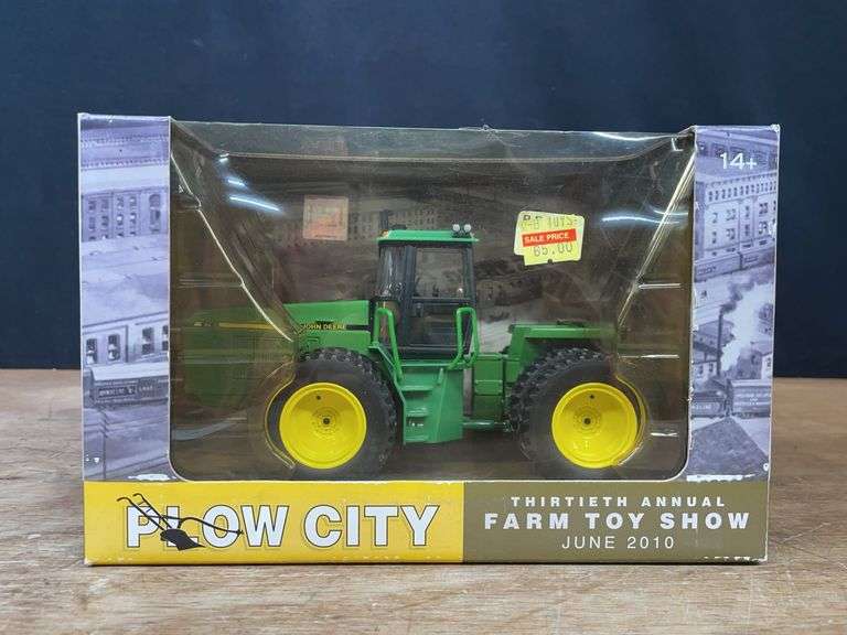 1/32 John Deere 8760 2010 Plow City NIB Ertl image