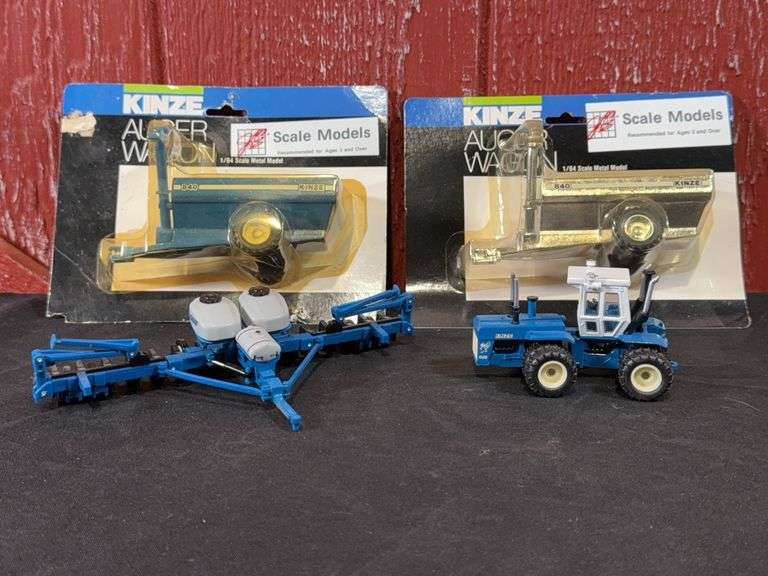 (4) 1/64 Kinze 640, Planter, Grain Carts image
