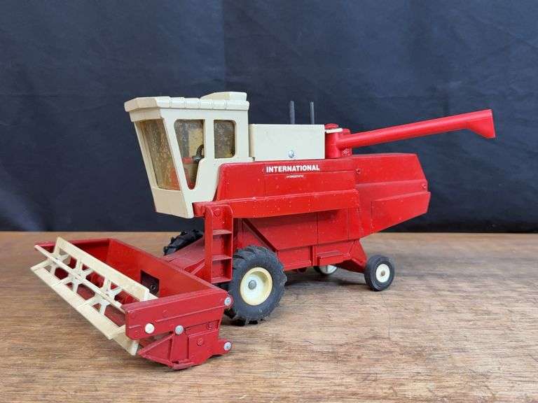 1/24 IH 915 Combine Ertl image