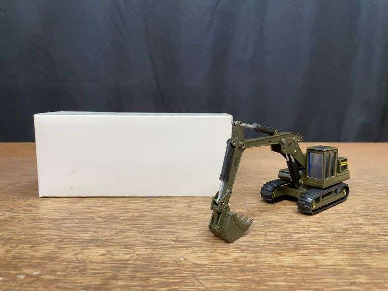 1/50 MF Excavator Military NIB NZG image
