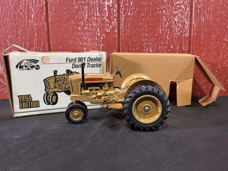1/16 Ford 901 Gold 1994 NH Parts Expo NIB Ertl image
