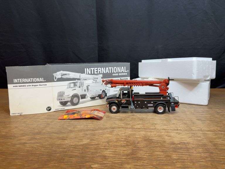 1/34 International 4400 Digger Derrick Truck NIB 1st Gear image
