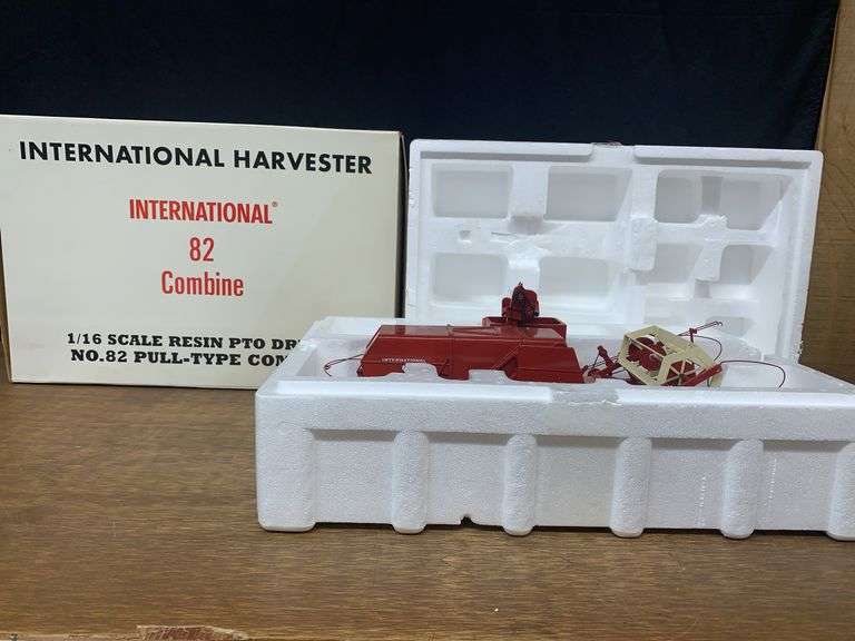 1/16 IH 82 Combine NIB SC image