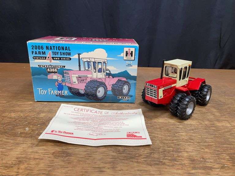 1/32 IH 4366 2006 NFTS NIB Ertl image