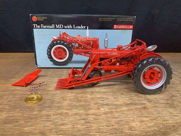 1/16 Farmall MD w/Loader Precision Ertl image