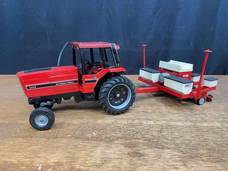 (2) 1/16 IH 5088 + Case-IH Planter Ertl image