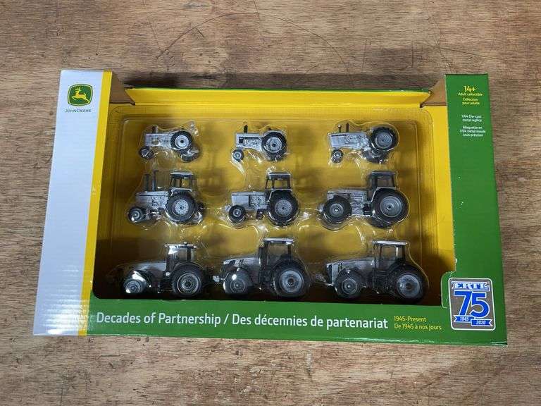 1/64 John Deere Decades of Partnership Set NIB Ertl image