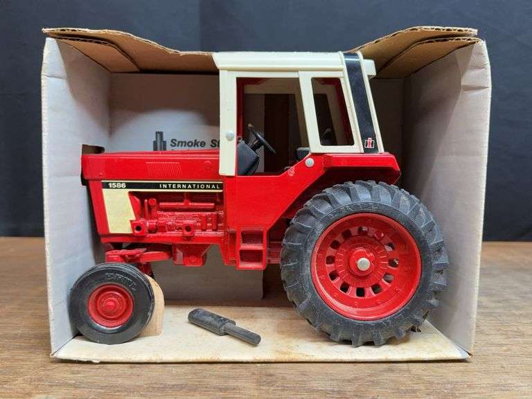 1/16 IH 1586 NIB Ertl image