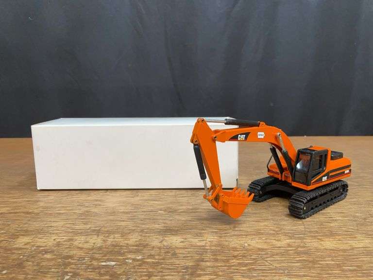 1/50 Caterpillar 325BL Excavator Iowa NIB NZG image