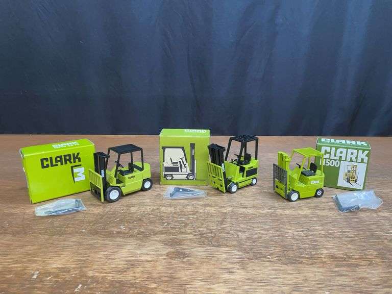 (3) 1/25 Clark Forklifts NIB Conrad image