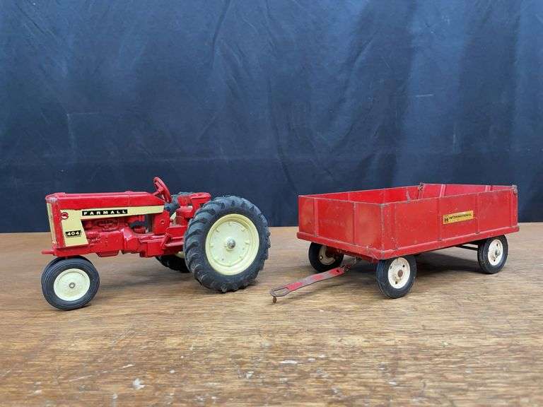 (2) 1/16 IH 404 + Barge Wagon Ertl image
