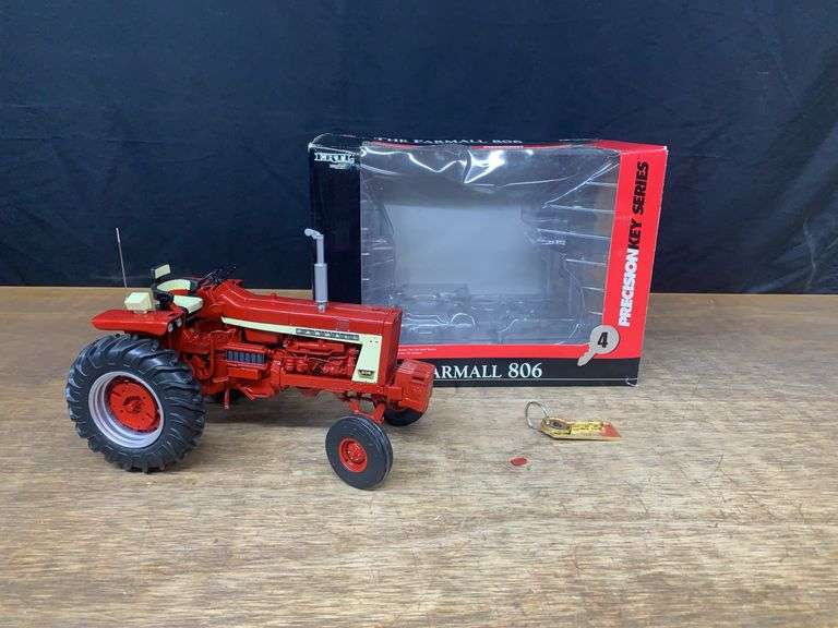 1/16 Farmall 806 Precision Key Ertl image